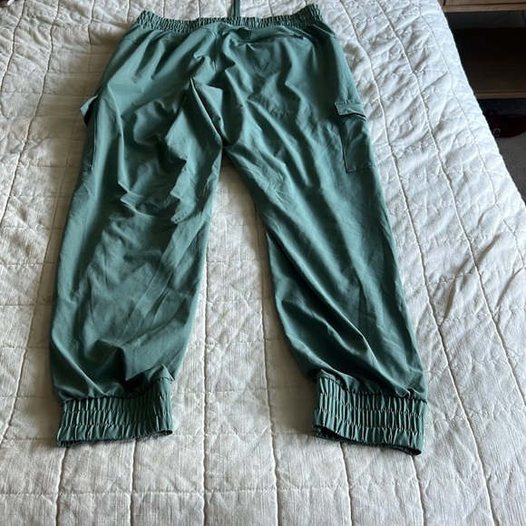All in Motion Green Cargo Jogger Pants - Picture 5 of 6